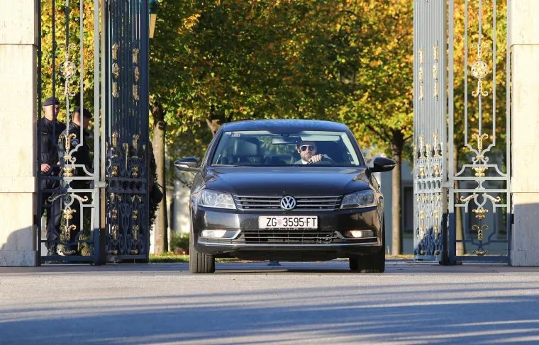Policijski pretres Kulmerovih dvora, rezidencije obitelji Todorić, traje i danas. Policija čuva ulaz u Kulmerove dvore te propu&scaron;ta samo istražitelje i odvjetnike. Pred velebno zdanje jutros je do&scaron;la i Todorićeva sestra Jadranka. Todorićeva sestra nimalo ljubazno nije dočekala brojne novinare i fotoreportere koji su se na&scaron;li pred vratima Kulmerovih dvora. "Ba&scaron; vam je uzvi&scaron;eno zanimanje", dobacila je Jadranka Todorić. No, čini se da se brzo oraspoložila jer je nekoliko trenutaka kasnije spremno pozirala fotoreporterima.