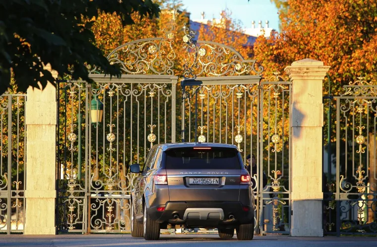 TODORIĆEVA SESTRA STIGLA PRED KULMEROVE DVORE PA DOBACIVALA NOVINARIMA: 'Ba&scaron; vam je uzvi&scaron;eno zanimanje'