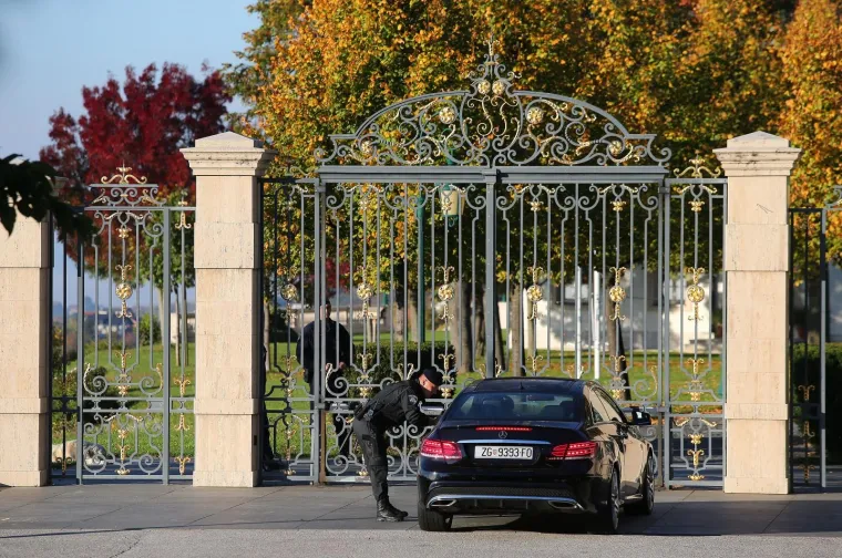 TODORIĆEVA SESTRA STIGLA PRED KULMEROVE DVORE PA DOBACIVALA NOVINARIMA: 'Ba&scaron; vam je uzvi&scaron;eno zanimanje'