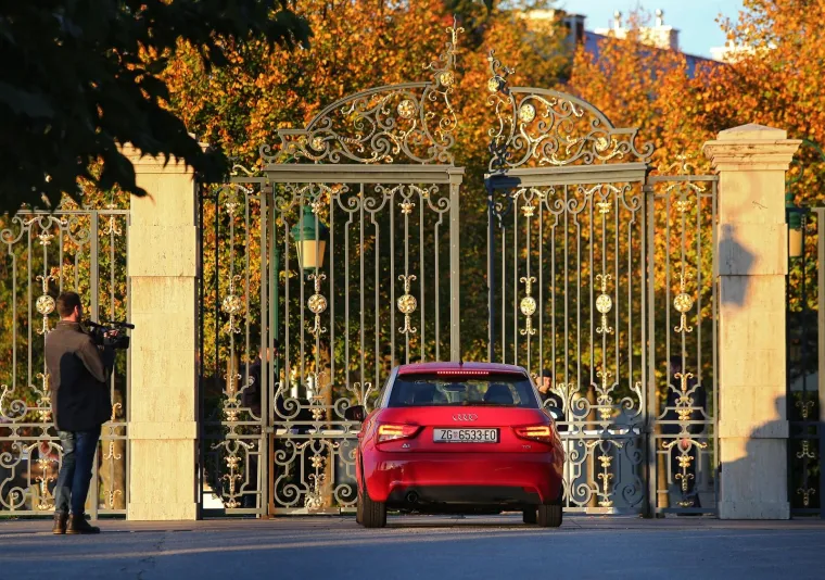 TODORIĆEVA SESTRA STIGLA PRED KULMEROVE DVORE PA DOBACIVALA NOVINARIMA: 'Ba&scaron; vam je uzvi&scaron;eno zanimanje'
