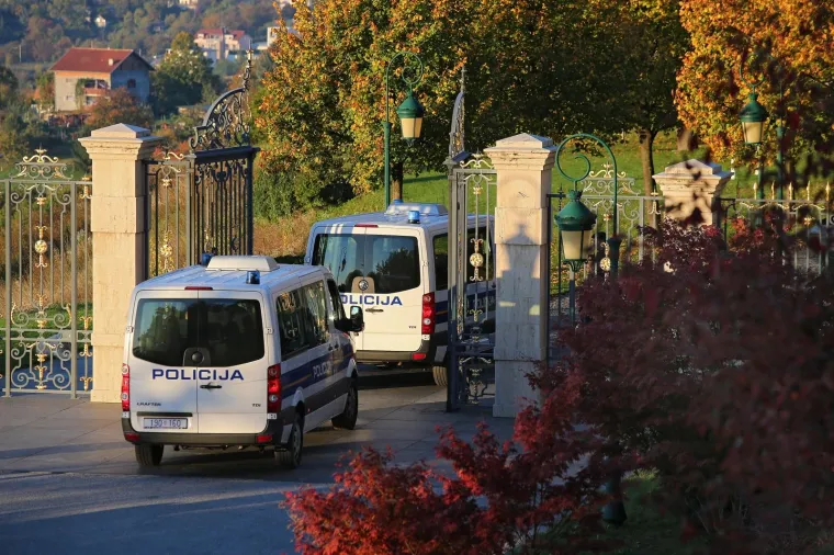 TODORIĆEVA SESTRA STIGLA PRED KULMEROVE DVORE PA DOBACIVALA NOVINARIMA: 'Ba&scaron; vam je uzvi&scaron;eno zanimanje'