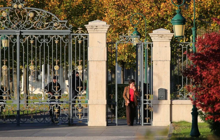 TODORIĆEVA SESTRA STIGLA PRED KULMEROVE DVORE PA DOBACIVALA NOVINARIMA: 'Ba&scaron; vam je uzvi&scaron;eno zanimanje'