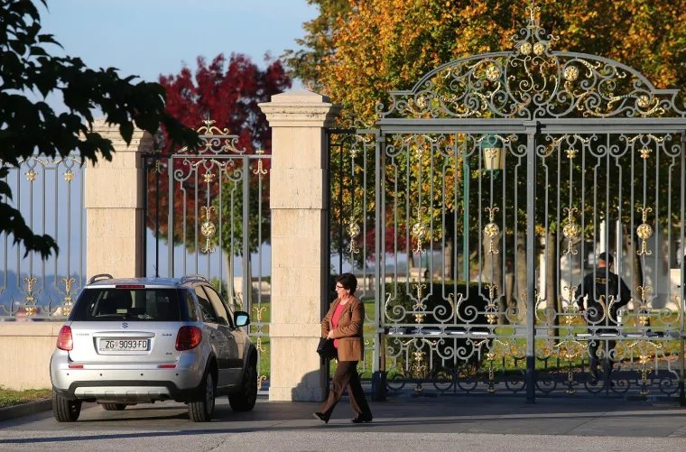 TODORIĆEVA SESTRA STIGLA PRED KULMEROVE DVORE PA DOBACIVALA NOVINARIMA: 'Ba&scaron; vam je uzvi&scaron;eno zanimanje'