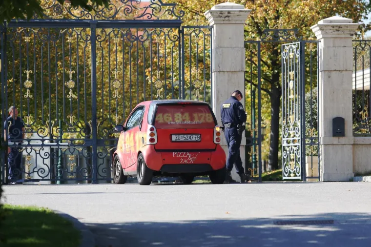 Tako je fotoreporter Pixsella Matija Habljak uspio snimiti dostavno vozilo jedne zagrebačke pizzerije kako ulazi u dvori&scaron;te velebnog zdanja u &Scaron;estinama.
