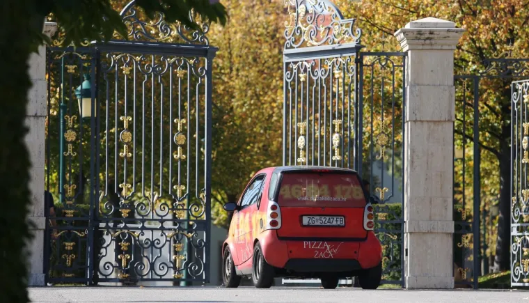 U Kulmerove dvore, koji su pod opsadom policajaca i istražitelja DORH-a, već dva dana nitko ne može ući. U redu, gotovo nitko jer čak i marljivi istražitelji ponekad ogladne i moraju uzeti pauzu za ručak.
