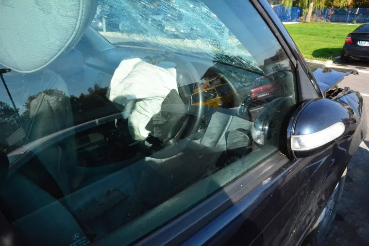 U policijskoj potjeri razbijen automobil u kojem su migranti bježali od policije