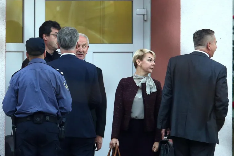 Odvjetnici Petar Pavković, Mate Matić i osumnjičeni, Damir Ku&scaron;trak. 
Photo: Goran Stanzl/PIXSELL