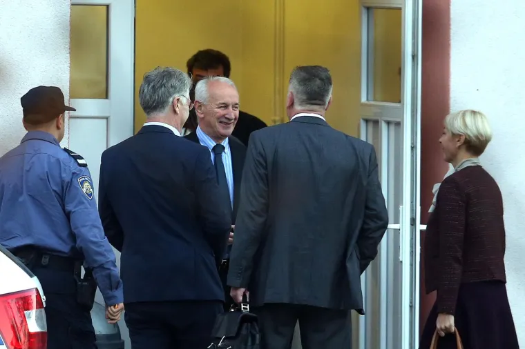 Odvjetnici Petar Pavković, Mate Matić i osumnjičeni, Damir Ku&scaron;trak. 
Photo: Goran Stanzl/PIXSELL