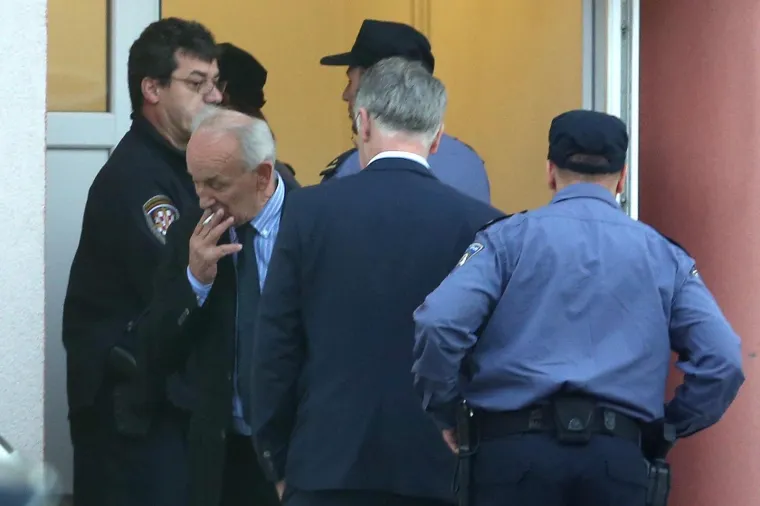 Odvjetnici Petar Pavković, Mate Matić i osumnjičeni, Damir Ku&scaron;trak. 
Photo: Goran Stanzl/PIXSELL