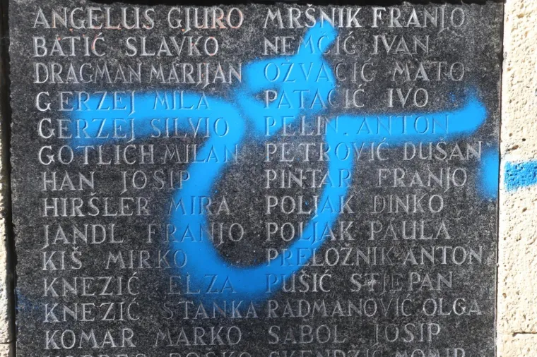 Samo nakon nakon što je devastirana biste Ive Lole Ribara, u Zagrebu je istom bojom spreja išaran i spomenik palim borcima NOB-a. Spomenik u Ulici Božidara Adžije vandali su nagrdili ušatim U i natpisom NDH.