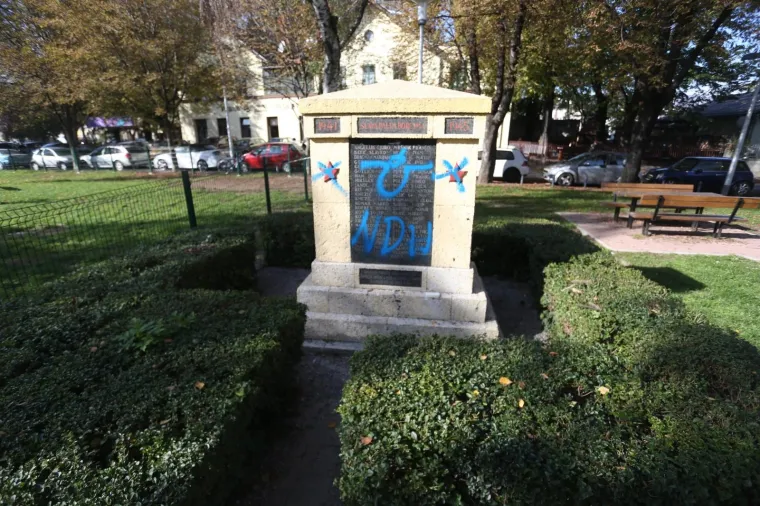 NAKON BISTE IVE LOLE RIBARA VANDALI NAŠLI NOVU ŽRTVU: Ustaškim znakovljem išaran spomenik pali borcima NOB-a u Zagrebu