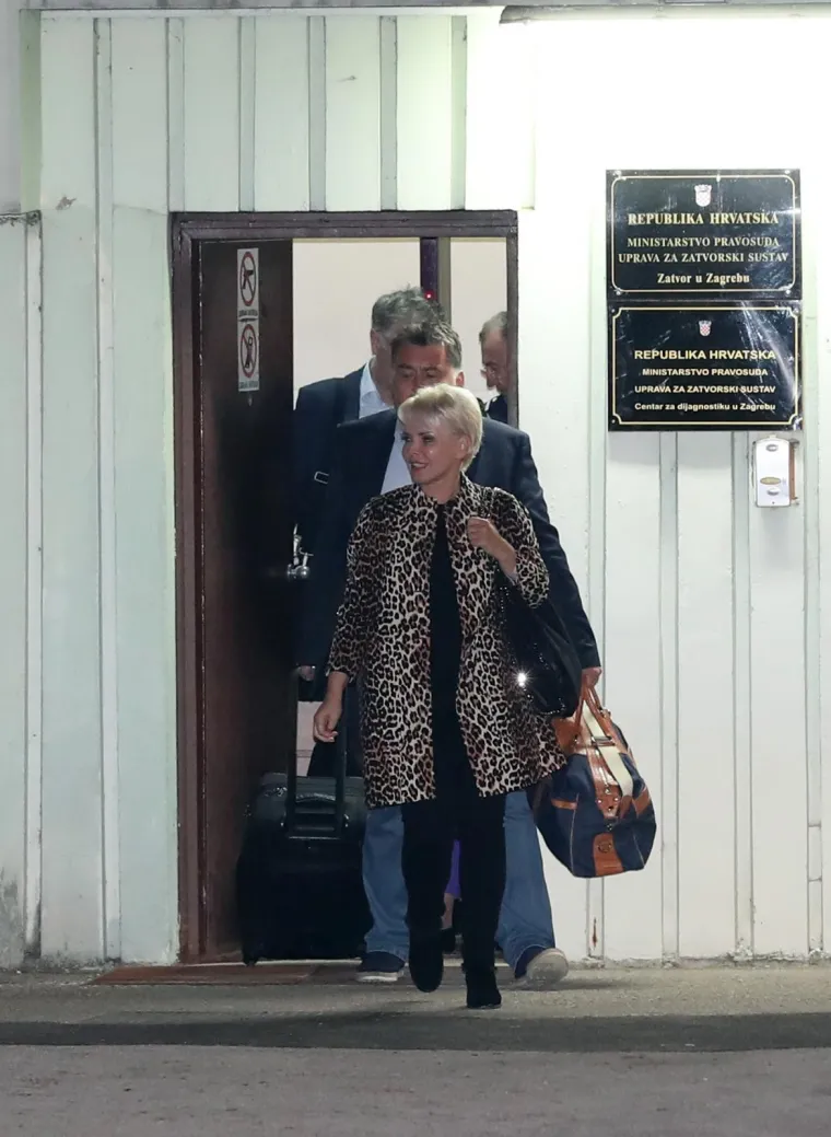 Izlazak optuženih u slučaju Agrokor iz Remetinca. Sud je danas, nakon maratonskog roči&scaron;ta, donio odluku o pu&scaron;tanju 14 optuženih da se brane sa slobode. Istražni zatvor određen je jedino Ivici Todoriću koji se trenutno ne nalazi u zemlji.