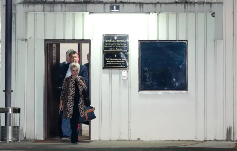 [FOTO] OPTUŽENI U SLUČAJU AGROKOR IZA&Scaron;LI IZ REMETINCA: Dok jedni nisu skrivali sreću, drugi su se pokrili po glavi