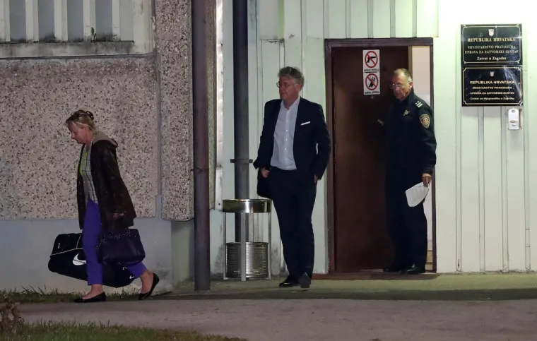 [FOTO] OPTUŽENI U SLUČAJU AGROKOR IZA&Scaron;LI IZ REMETINCA: Dok jedni nisu skrivali sreću, drugi su se pokrili po glavi