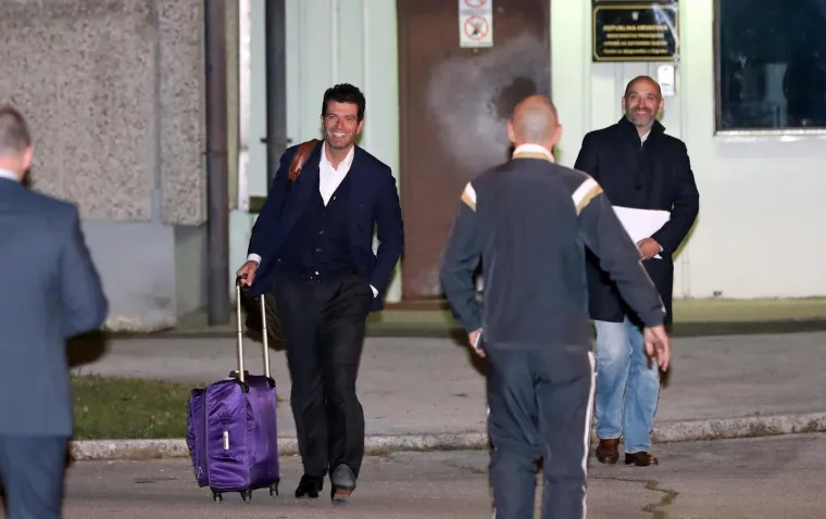 [FOTO] OPTUŽENI U SLUČAJU AGROKOR IZA&Scaron;LI IZ REMETINCA: Dok jedni nisu skrivali sreću, drugi su se pokrili po glavi