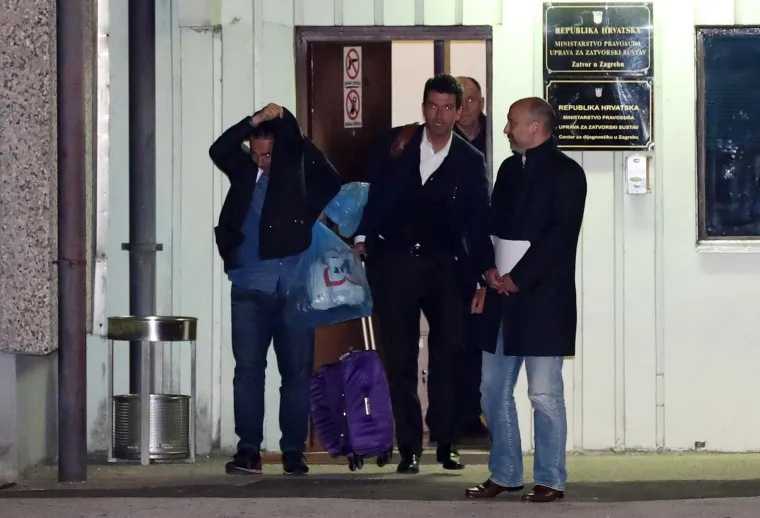 [FOTO] OPTUŽENI U SLUČAJU AGROKOR IZA&Scaron;LI IZ REMETINCA: Dok jedni nisu skrivali sreću, drugi su se pokrili po glavi