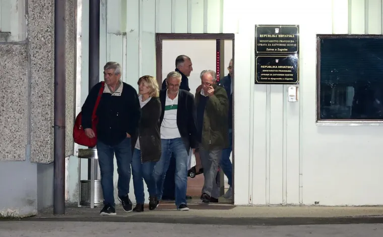 [FOTO] OPTUŽENI U SLUČAJU AGROKOR IZA&Scaron;LI IZ REMETINCA: Dok jedni nisu skrivali sreću, drugi su se pokrili po glavi