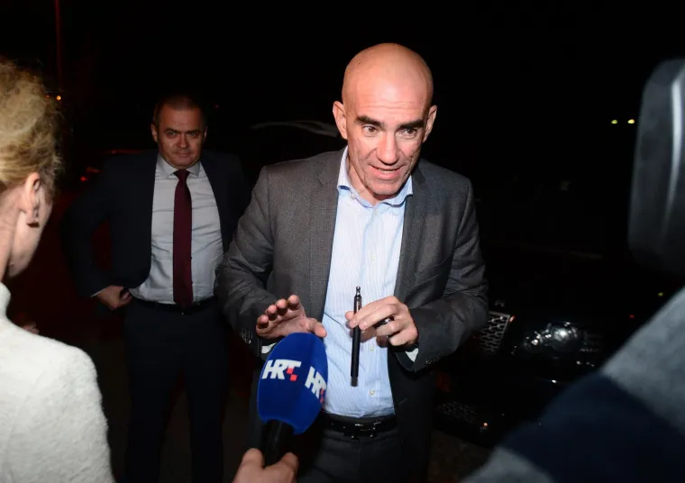 [FOTO] OPTUŽENI U SLUČAJU AGROKOR IZA&Scaron;LI IZ REMETINCA: Dok jedni nisu skrivali sreću, drugi su se pokrili po glavi