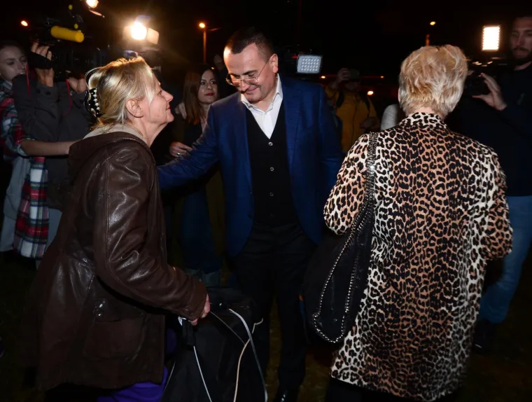 [FOTO] OPTUŽENI U SLUČAJU AGROKOR IZA&Scaron;LI IZ REMETINCA: Dok jedni nisu skrivali sreću, drugi su se pokrili po glavi