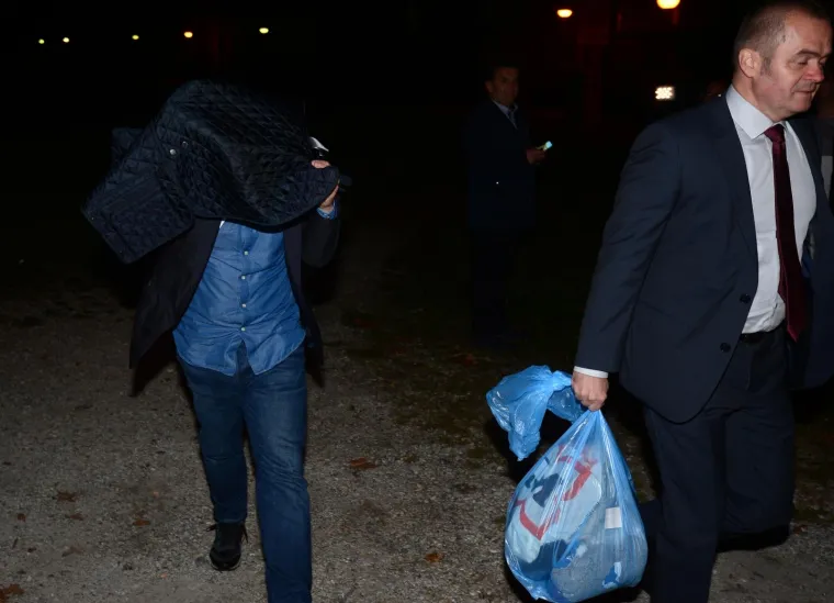 [FOTO] OPTUŽENI U SLUČAJU AGROKOR IZA&Scaron;LI IZ REMETINCA: Dok jedni nisu skrivali sreću, drugi su se pokrili po glavi