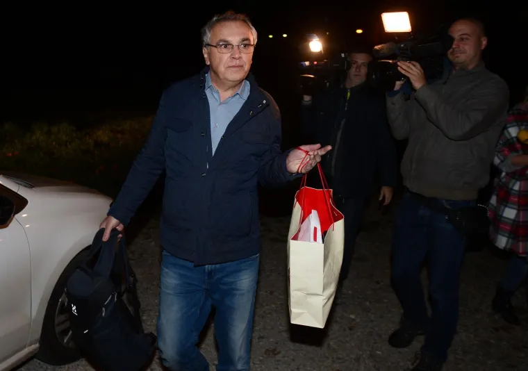 [FOTO] OPTUŽENI U SLUČAJU AGROKOR IZA&Scaron;LI IZ REMETINCA: Dok jedni nisu skrivali sreću, drugi su se pokrili po glavi