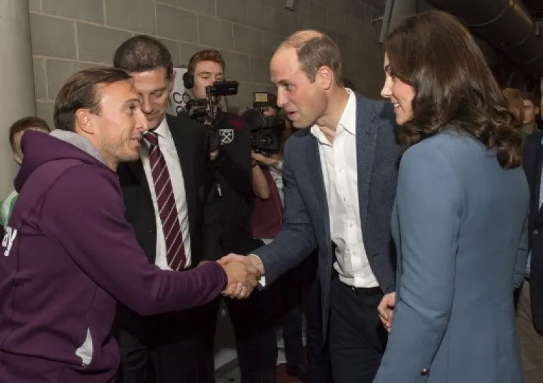 West Ham je ugostio članove kraljevske obitelji na Olimpijskom stadionu u Londonu. Biv&scaron;i hrvatski izbornik Slaven Bilić tom je prilikom upoznao Harryja, Williama i Kate.
"Iako dolaze iz kraljevske obitelji, doista su pristupačni i sasvim normalni ljudi. Njihovo znanje o nogometu je iznenađujuće veliko", rekao je Bilić tim povodom.