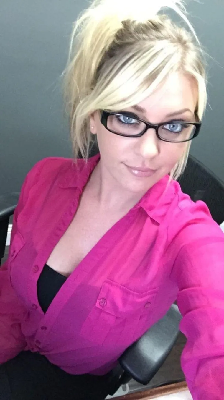 AKO IH VIDI &Scaron;EF, DAT ĆE IM ILI OTKAZ ILI POVI&Scaron;ICU:  Njihova ovisnost je tolika da ni na poslu ne prestaju s razvratom