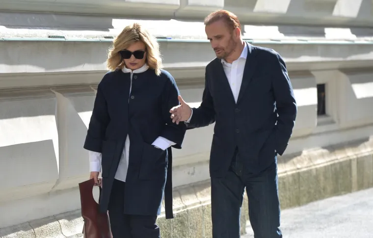 Dijana Čuljak u pratnji odvjetnika Ante Nobila napu&scaron;ta zgradu Županijskog suda nakon presude u aferi Core media. Od dosuđene kazne 2 godine i 5 mjeseci zatvora godinu dana ide u zatvor dok joj se ostatak kazne mijenja uvjetom uz rok ku&scaron;nje od 3 godine.