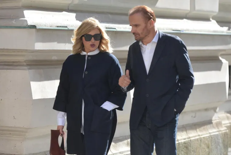 Dijana Čuljak u pratnji odvjetnika Ante Nobila napu&scaron;ta zgradu Županijskog suda nakon presude u aferi Core media. Od dosuđene kazne 2 godine i 5 mjeseci zatvora godinu dana ide u zatvor dok joj se ostatak kazne mijenja uvjetom uz rok ku&scaron;nje od 3 godine.