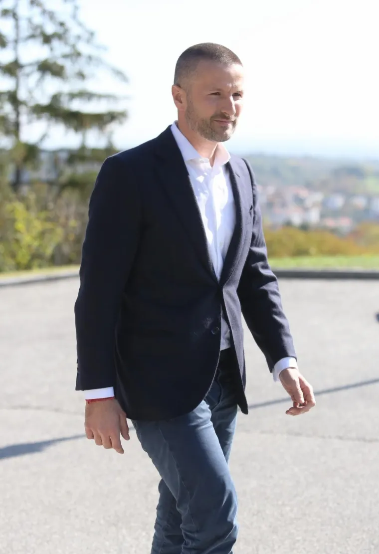 Odmah nakon što se javio vlastima, Todorić se zaputio u Kulmerove dvore gdje je dao i izjavu medijima.