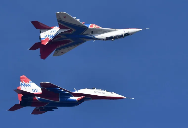 Beograd, Srbija - Vojnom vježbom Sloboda 2017 na aerodromu u Batajnici uz prisustvo predsjednika Srbije Aleksandra Vučića i ministra obrane Rusije Sergeja Shoigua obilježen je Dan oslobođenja Beograda u Drugom svjetskom ratu. Ruska zrakoplovno-akrobatska skupina Strizi (Lastavice).