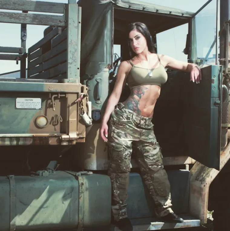 RATNICA U UNIFORMI, BOMBA IZVAN NJE: Veteranka svojim fotkama skupila obožavatelje iz cijelog svijeta