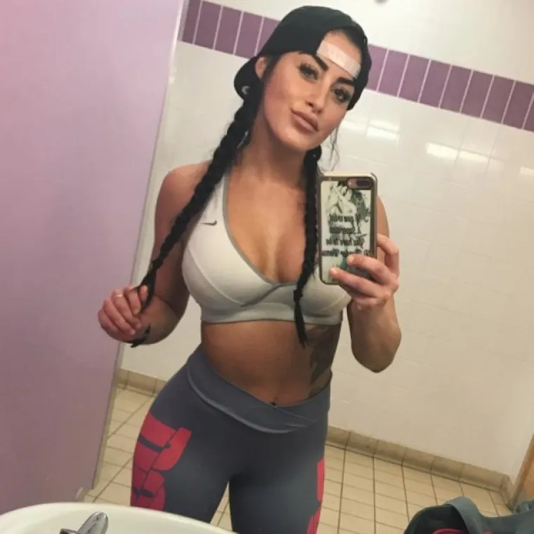 RATNICA U UNIFORMI, BOMBA IZVAN NJE: Veteranka svojim fotkama skupila obožavatelje iz cijelog svijeta