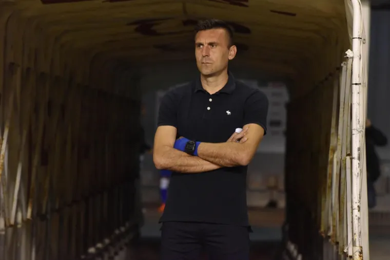 PAKLENA ATMOSFERA NA POLJUDU: Navijači Hajduka zapalili tribine prije prvog sučeva zvižduka