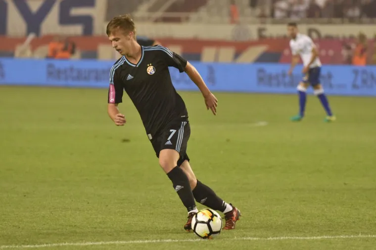 PAKLENA ATMOSFERA NA POLJUDU: Navijači Hajduka zapalili tribine prije prvog sučeva zvižduka