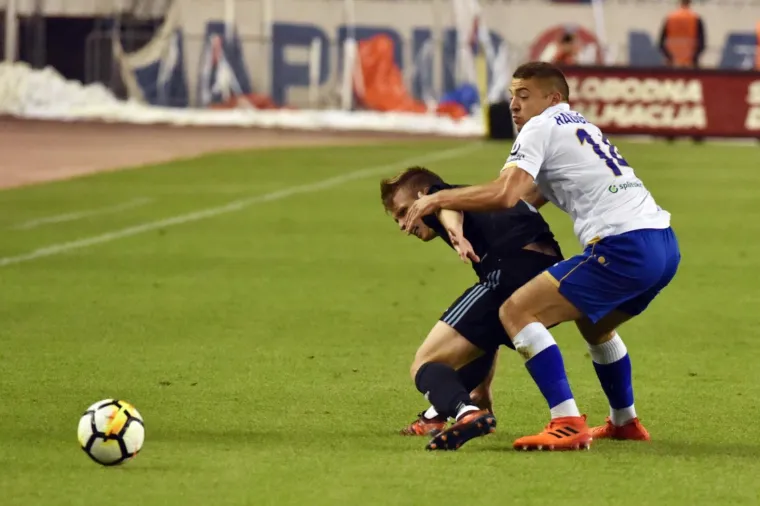 PAKLENA ATMOSFERA NA POLJUDU: Navijači Hajduka zapalili tribine prije prvog sučeva zvižduka