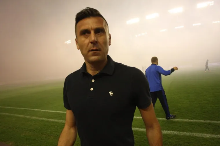 PAKLENA ATMOSFERA NA POLJUDU: Navijači Hajduka zapalili tribine prije prvog sučeva zvižduka