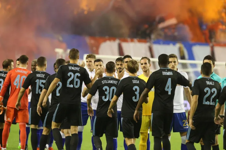 PAKLENA ATMOSFERA NA POLJUDU: Navijači Hajduka zapalili tribine prije prvog sučeva zvižduka