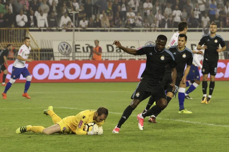 PAKLENA ATMOSFERA NA POLJUDU: Navijači Hajduka zapalili tribine prije prvog sučeva zvižduka