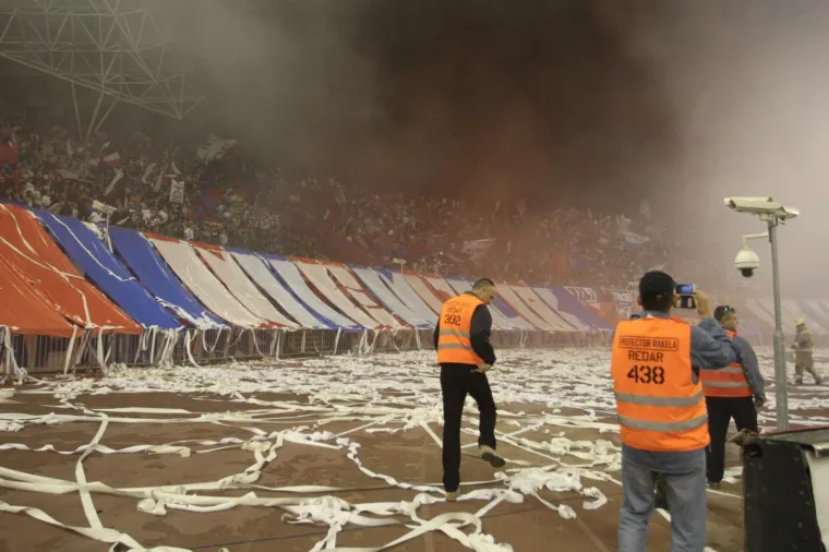 PAKLENA ATMOSFERA NA POLJUDU: Navijači Hajduka zapalili tribine prije prvog sučeva zvižduka