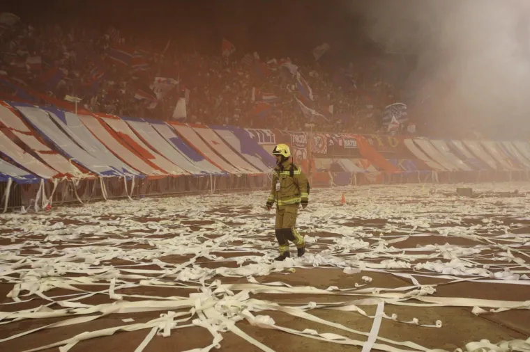 PAKLENA ATMOSFERA NA POLJUDU: Navijači Hajduka zapalili tribine prije prvog sučeva zvižduka