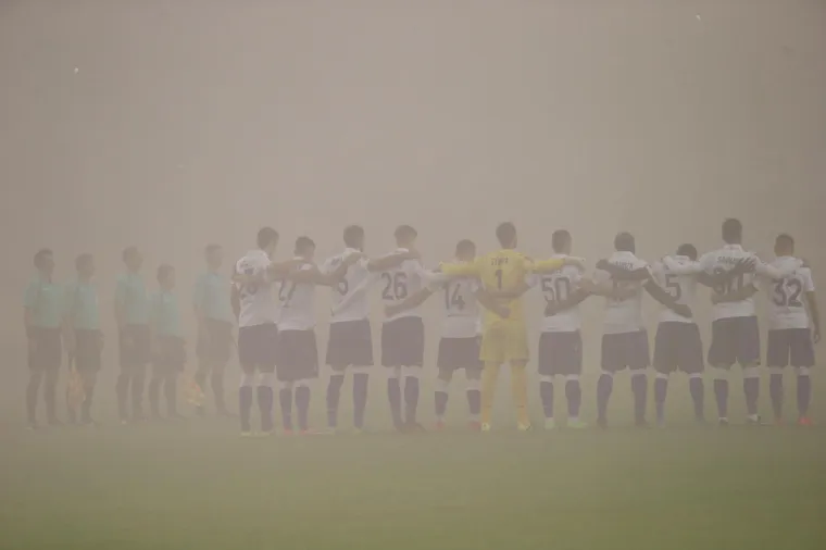 PAKLENA ATMOSFERA NA POLJUDU: Navijači Hajduka zapalili tribine prije prvog sučeva zvižduka