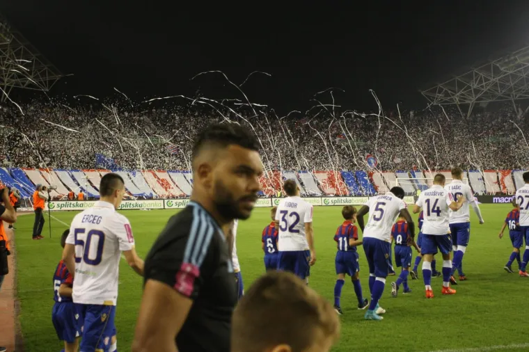 PAKLENA ATMOSFERA NA POLJUDU: Navijači Hajduka zapalili tribine prije prvog sučeva zvižduka