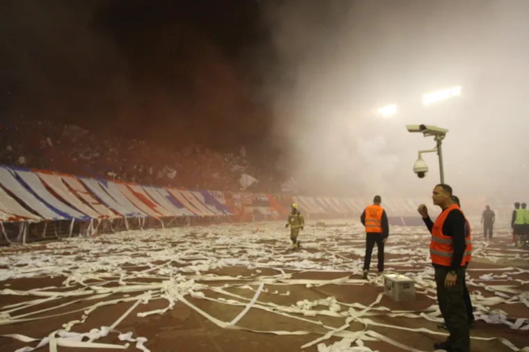 PAKLENA ATMOSFERA NA POLJUDU: Navijači Hajduka zapalili tribine prije prvog sučeva zvižduka