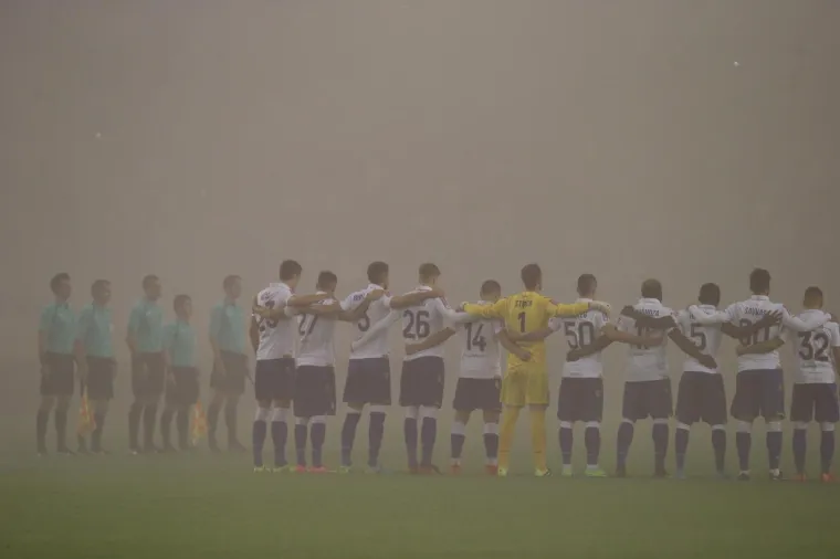 PAKLENA ATMOSFERA NA POLJUDU: Navijači Hajduka zapalili tribine prije prvog sučeva zvižduka