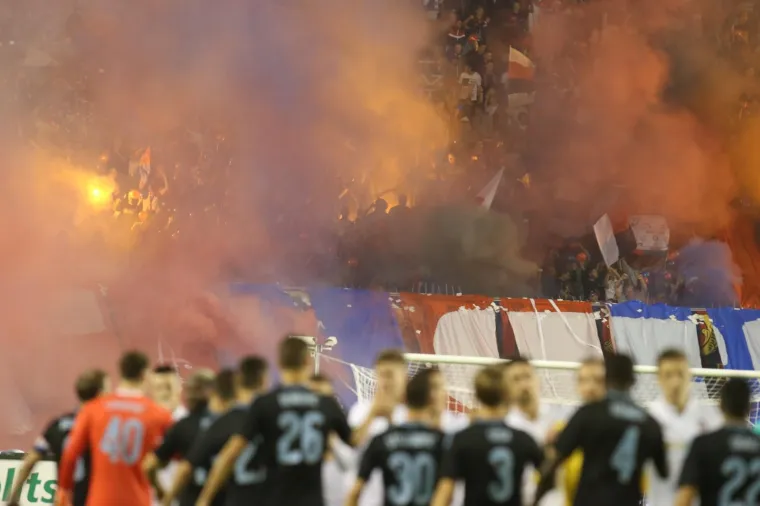 PAKLENA ATMOSFERA NA POLJUDU: Navijači Hajduka zapalili tribine prije prvog sučeva zvižduka