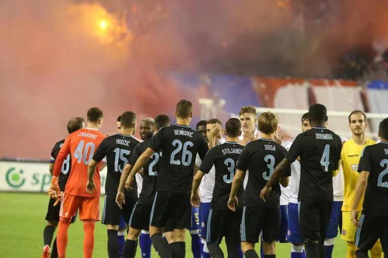 PAKLENA ATMOSFERA NA POLJUDU: Navijači Hajduka zapalili tribine prije prvog sučeva zvižduka