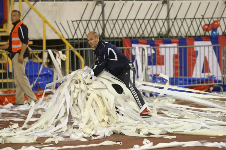 PAKLENA ATMOSFERA NA POLJUDU: Navijači Hajduka zapalili tribine prije prvog sučeva zvižduka