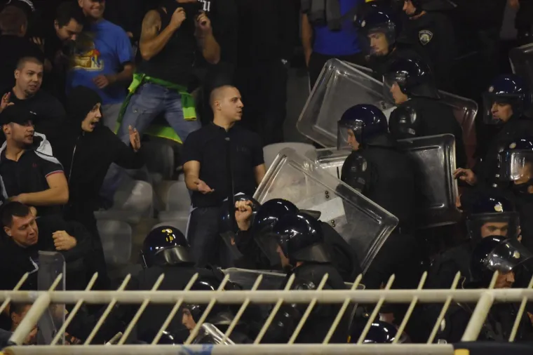 OBRAČUN NA TRIBINAMA: Interventna policija smirivala Boyse, do&scaron;lo do bliskog susreta i udaranja