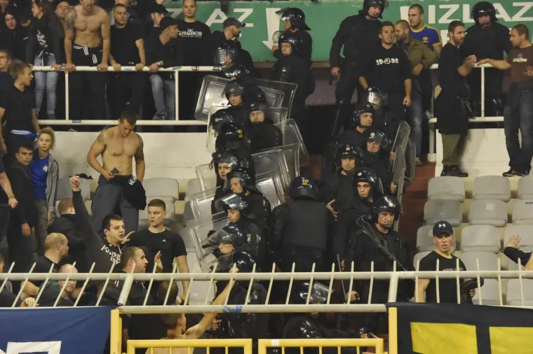 OBRAČUN NA TRIBINAMA: Interventna policija smirivala Boyse, do&scaron;lo do bliskog susreta i udaranja